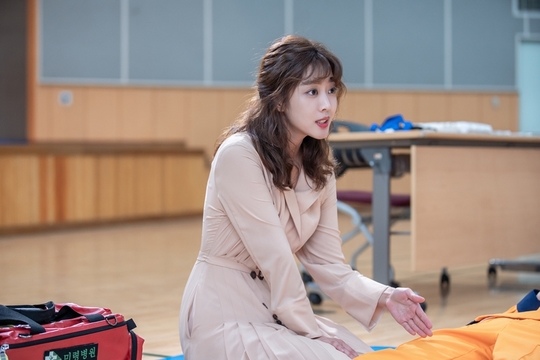 Forest Park Hae-jin - Jo Bo-ah explodes unpredictable chemistry with commission () appointment ceremony.Park Hae-jin - Jo Bo-ah was demoted in KBS 2TV drama Forest (playplayplay by Lee Sun-young / directed by Oh Jong-rok / Production IHQ, Star Forces, and Gaji Contents) to go directly to 119 special rescue teams to make the site move, saying that he would become a self-recognized person, not Kang San-hyuk, the M&A god, He played the role of Chung Young-jae, who is trying to attract patients at the Mee-ryeong Hospital.The two of them draw a forest life together at their respective houses located on both sides of the living room, and they are infusing the aroma of a refreshing phytoncide to the house theater.Above all, in the last broadcast, Kangsan Hyuk spurred the resort development project with the password of the prohibited area card that he learned during the rescue point identification training.Jung Young-jae showed his passion to go to Wangjin to bring the residents of the village to the hospital, but after learning that it was difficult to attract patients due to the obstruction of Park Jin-man (Ahn Sang-soo), he ran to the special rescue team of the village where the agreement ended five years ago and sought a new breakthrough by proposing the stay of the agreement.In this regard, Park Hae-jin - Jo Bo-ah will present the scene of Emergency Treatment Lecture, which shows different skills in the fire station auditorium.In the drama, Kang Sang-hyuk is a screen for the lecture of Jung Young-jae, who was appointed as a client with other members.Kang San-hyuk looks at Jung Young-jae, who exploded her beauty and gave an expert force, and unlike other rescuers who laughed, she becomes a hard face with her mouth lowered, and even looks at the members who are pouring cheers like deterioration with sharp eyes.At some point, Kang San-hyuk is caught showing a sensitive reaction if only another man appears in front of Chung Young-jae, and attention is being paid to what development the Forest Healing Romance of Gangjeong Couple will continue.Park Hae-jin - Jo Bo-ahs Appointment of Entrustment was held at the Special Rescue Team Gymnasium in Namyangju City, Gyeonggi Province.At the filming, the two showed a realistic emergency scene and had to burst the chemistry of Gangjeong Couple in front of many people for the first time in the play.The pair continued their ferocious practice of first aid screening ahead of the screening.Moreover, Park Hae-jin painted Kang San-hyuk, who was overwhelmed by jealousy that he could never feel in his life, as he struggled alone in a noisy situation, and Chung Young-jae, who continued his lecture calmly and calmly in the reaction of somewhat mischievous members, immersingly.kim myeong-mi