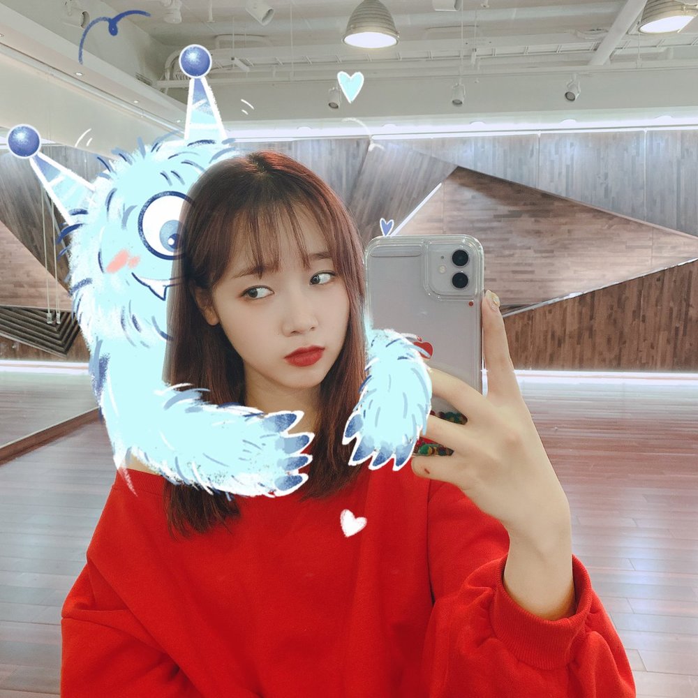 Choi Yoo-jung showed off her more watery beautiful looks ahead of her comeback.Group Weki Meki member Choi Yoo-jung shared two photos on February 12 on official Twitter with the phrase Thank you for hugging Ellie Sister.In the photo, Choi Yoo-jung is taking a mirror selfie with a character in a cell phone application, which thrilled fans with cute visuals.han jung-won
