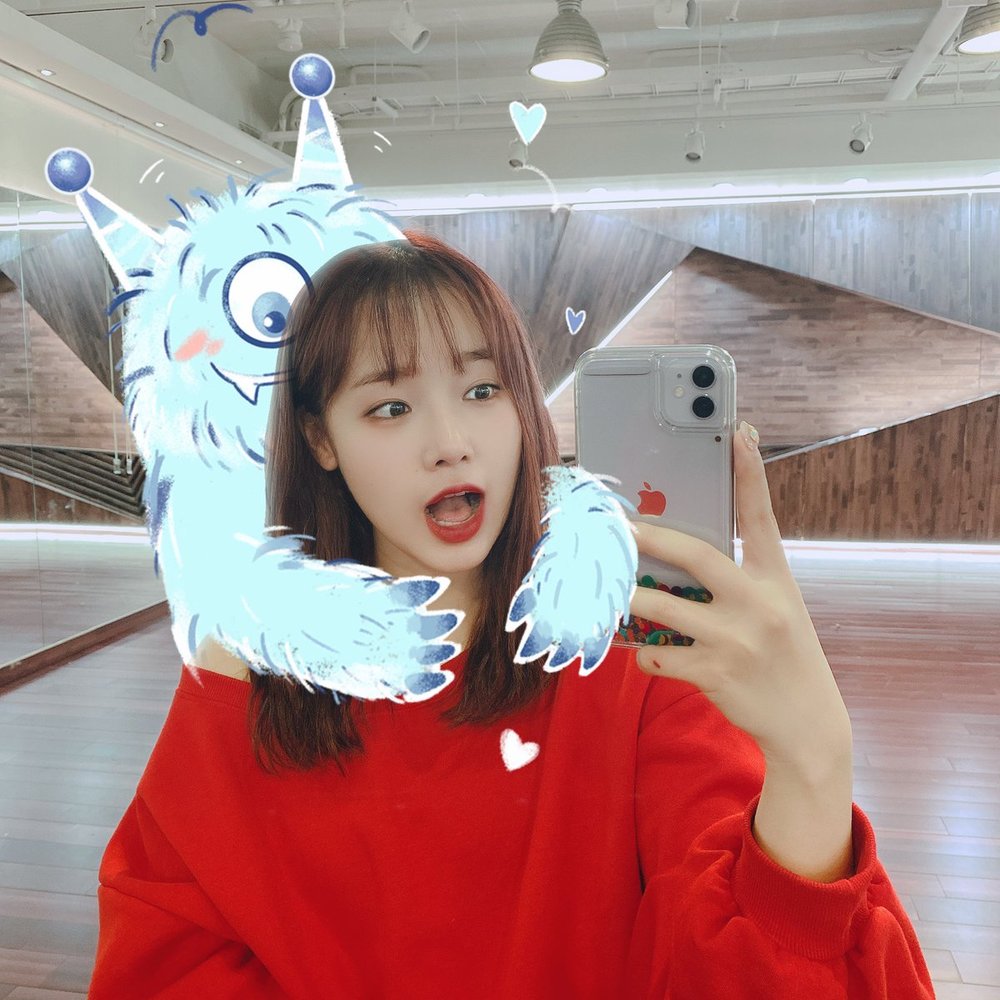 Choi Yoo-jung showed off her more watery beautiful looks ahead of her comeback.Group Weki Meki member Choi Yoo-jung shared two photos on February 12 on official Twitter with the phrase Thank you for hugging Ellie Sister.In the photo, Choi Yoo-jung is taking a mirror selfie with a character in a cell phone application, which thrilled fans with cute visuals.han jung-won