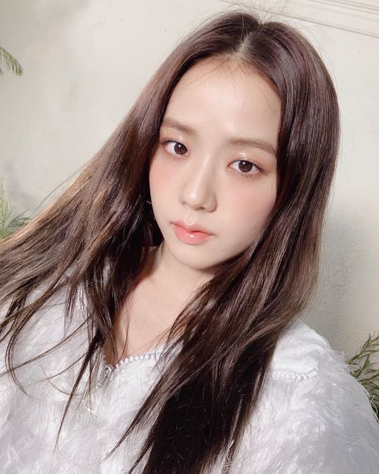 Group BLACKPINK member JiSoo has released the latest news.JiSoo posted a photo of a cosmetics brand lip gloss oil on SNS on the afternoon of February 12th.In the open photo, JiSoo shows off his small face and distinctive features. It is a close-up photo, but it shows his flawless beautiful looks and exclaims his admiration.BLACKPINK, which JiSoo belongs to, is preparing a new album with the goal of releasing in early 2020.BLACKPINK released its mini album KILL THIS LOVE (Kill Dis Love) in April last year.For the next 10 months, I have been scheduled for domestic and overseas events, broadcasts, advertisements, and photo shoots without releasing new songs.hwang hye-jin