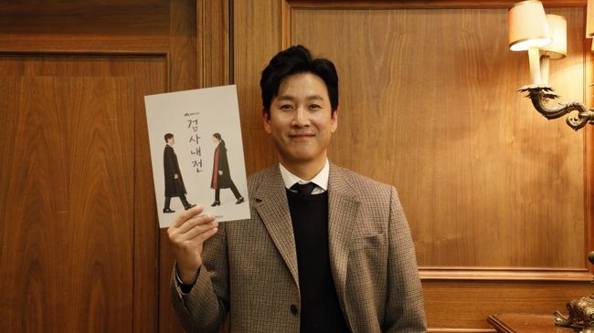 Actor Lee Sun Gyun, who took the test of Lee Sun-woong at JTBCs drama Prosecutor Civil War, said his end testimony.Lee Sun Gyun, who was fortunate to say, I feel a little strange because I am the first person to shoot a month ago. After the filming, the last six parts are taking care of the reunion.I am soothing the longing for the people who have been together with Drama. Lee Sun-woong, who was Acted by Lee Sun Gyun, seemed timid and knowledgeable in the early stages of Drama, but what he knew was a confident and rigid prosecutor who should die soon.Lee Sun Gyun expressed this prelude warmly and full of humanity and led the atmosphere of the drama Prosecutor Civil War.In particular, Lee Sun-woong, who is on the side of the socially weak without money, gave sympathy and resonance to many viewers.Lee Sun Gyun said, I thought that Lee Sun-woong would be a person if I reacted to the situation and tone of the script rather than making a character.I was able to express it friendly and comfortable because I was a person without fantasy. In addition, Jinyoung Ji Cheng Detective 2 Actors who acted together said, I was so grateful for the center of Lee Sung-jae, the grandfather of the grandfather, and I was so grateful for the laughter in the field.Chapro was the best who always led the scene with bright energy!It is pleasant, but Acting has learned a lot from serious Opró, and Kim Pro, who has been comfortable and open his mind as he continues to do so, was really good. All of the Jordans of Jinyoung Ji Cheng together, it was the best!I did not forget the encouragement and appreciation for all the actors of the Prosecutor Civil War, which filled every episode.Finally, I would like to thank the viewers and prospective viewers for their love of Prosecutor Civil War.If you do not see it, please look at IPTVRola when you have time. Prosecutor Civil War Fighting!! walnut and u entertainment offer