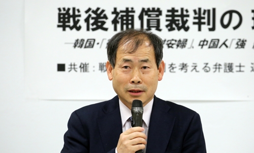 징용 소송 대리한 최봉태 변호사 (도쿄=연합뉴스) 이세원 특파원 = 한국인 피해자가 일본 기업을 상대로 제기한 징용 소송을 대리한 최봉태 변호사가 12일 오후 일본 도쿄도에서 열린 포럼에서 인사말을 하고 있다. 2020.2.12      sewonlee@yna.co.kr