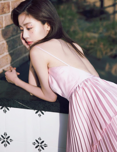 The line has a thin but clear eye and one piece that reveals the elongated body line.In the photo released on his Instagram on the 13th, Han Sun-hwa has a pure charm with the number 1 (Lavender Mist) One Piece, which reveals the back to the waist line.The black dot makeup painted on the eyes and cheeks is noticeable.The orange chic and glossy orange lips reveal healthy yet sensual charm with a pose that looks like a cherry looking up from a fallen floor.In another photo, he poses as if pointing to something with a Number 1 (Lavender Mist) chiffon glove.