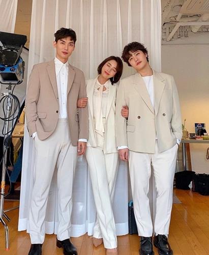 With the group Lee Hyun - Baek Chan - Zhu Xi appearing on TV Cultwo Show on the 13th, interest in them is hot.Eight Zhu Xi posted a picture with members on his SNS on the 13th.Eight Zhu Xi - Lee Hyun - Baek Chan in the public photo is still thrilling fans with a warm-hearted Sun-nam girl visual.Especially in the cute eyes of Zhu Xi, the goddess beauty captures the heart.On the other hand, Eight, who made his debut in 2007, received a lot of love with ballad genre songs such as I do not have a heart and Goodbye, My Love.