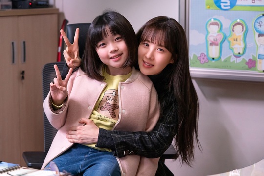 Hello Dracula has released a shooting scene that is warmer than a hot pack.On February 17, JTBC Drama Festa Hello Dracula (director Kim Da-ye/playplayplayer Ha Jung-yoon), scheduled to air on February 18, released a behind-the-scenes cut with a healing smile.Synergies between Seohyun, Lee Ji Hyun, Lee Ju-bin, Oh Man-seok, Ji Il-joo, Ko Na Hee and Seo Eun-yul, which will present warm comfort and empathy, are hot.Hello Dracula is about the growth of people who have faced the most obvious problems in life.The Hello Dracula, which consists of three omnibuses, is a child who grew up eating snowballs with her mother Anna (Seohyun), who has been unconditionally lost to her mother, and her mother Mi-young (Lee Ji Hyun), who has definitely won only for her daughter, and indie band vocalist Seo-yeon (Lee Ju-bin), who is worried about dreams and reality. Na Hee)s special friendship story is combined.Oh Man-seok, Ji Il-joo, and Lee Cheong-a will make a special appearance in the combination of Seohyun, Lee Ji Hyun, Lee Ju-bin, Ko Na Hee and Seo Eun-yul.The behind-the-scenes photos show a warm-hearted atmosphere of the filming site, which attracts attention. Seohyun and Ko Na-hee, who will present a special priest chemi, reveal their surroundings with a healing smile.There is warmth in the film where the smile blooms even if the eyes meet, and Lee Ji Hyun, who looks at Seohyun, and Ko Na-hee, who faces each other, are full of bright smiles.Lee Ju-bins unreleased cut, which is divided into indie band vocals, also adds to expectations, which stimulates curiosity about what stage she will show with her guitar in her hands.The special appearances of Oh Man-Seok and Ji Il-joo were also captured. The warm appearance of the two makes the Hello Dracula even more awaited.Hello Dracula, which will present warm sympathy and comfort, will soon come to viewers.From Seohyun, Lee Ji Hyun, Lee Ju-bin, Ko Na-hee, and Seo Eun-yul to Oh Man-seok and Ji Il-joo, who will lead the three stories, the performances of actors who boast synchro rate with characters are higher than ever.The story of a mother and daughter who have faced each others hearts that have been neglected, as well as a very special friendship story that will live a 10-year-old life to protect the dreams, love and friends of youth, captures various aspects of our lives with deep and warm eyes.It may seem normal, but the growth story like my real story gives healing time.Kim Da-ye directed the casting story, saying, Since each character had to play a delicate emotional line, I made a lot of effort to cast actors who will be able to capture it. Everyone showed a different appearance that I did not show in deep acting.I appreciate the great performance of the special actors, and I hope they will have the impact of the performance, he said.bak-beauty