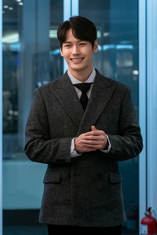 Hello Dracula has released a shooting scene that is warmer than a hot pack.On February 17, JTBC Drama Festa Hello Dracula (director Kim Da-ye/playplayplayer Ha Jung-yoon), scheduled to air on February 18, released a behind-the-scenes cut with a healing smile.Synergies between Seohyun, Lee Ji Hyun, Lee Ju-bin, Oh Man-seok, Ji Il-joo, Ko Na Hee and Seo Eun-yul, which will present warm comfort and empathy, are hot.Hello Dracula is about the growth of people who have faced the most obvious problems in life.The Hello Dracula, which consists of three omnibuses, is a child who grew up eating snowballs with her mother Anna (Seohyun), who has been unconditionally lost to her mother, and her mother Mi-young (Lee Ji Hyun), who has definitely won only for her daughter, and indie band vocalist Seo-yeon (Lee Ju-bin), who is worried about dreams and reality. Na Hee)s special friendship story is combined.Oh Man-seok, Ji Il-joo, and Lee Cheong-a will make a special appearance in the combination of Seohyun, Lee Ji Hyun, Lee Ju-bin, Ko Na Hee and Seo Eun-yul.The behind-the-scenes photos show a warm-hearted atmosphere of the filming site, which attracts attention. Seohyun and Ko Na-hee, who will present a special priest chemi, reveal their surroundings with a healing smile.There is warmth in the film where the smile blooms even if the eyes meet, and Lee Ji Hyun, who looks at Seohyun, and Ko Na-hee, who faces each other, are full of bright smiles.Lee Ju-bins unreleased cut, which is divided into indie band vocals, also adds to expectations, which stimulates curiosity about what stage she will show with her guitar in her hands.The special appearances of Oh Man-Seok and Ji Il-joo were also captured. The warm appearance of the two makes the Hello Dracula even more awaited.Hello Dracula, which will present warm sympathy and comfort, will soon come to viewers.From Seohyun, Lee Ji Hyun, Lee Ju-bin, Ko Na-hee, and Seo Eun-yul to Oh Man-seok and Ji Il-joo, who will lead the three stories, the performances of actors who boast synchro rate with characters are higher than ever.The story of a mother and daughter who have faced each others hearts that have been neglected, as well as a very special friendship story that will live a 10-year-old life to protect the dreams, love and friends of youth, captures various aspects of our lives with deep and warm eyes.It may seem normal, but the growth story like my real story gives healing time.Kim Da-ye directed the casting story, saying, Since each character had to play a delicate emotional line, I made a lot of effort to cast actors who will be able to capture it. Everyone showed a different appearance that I did not show in deep acting.I appreciate the great performance of the special actors, and I hope they will have the impact of the performance, he said.bak-beauty
