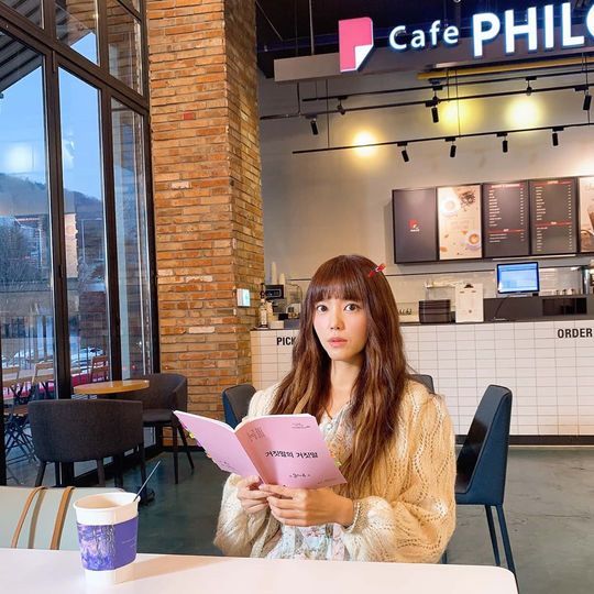 Actor Si-a Jeong reveals charm during cute snap with bangs cut to Ilja GortSi-a Jin posted a picture on his personal Instagram on February 13 with an article entitled Hello! It is Kang Jiyoung who became Lee Ji Kyung.Si-a Jin in the photo sits in a coffee shop and holds a script for Channel As new Drama Lie of Lies.Si-a Jin showed off her beautiful looks while with a bang cut to Ilja Gort as if she had been a ruler.Si-a Jin showed a cute charm with exceptionally large and round eyes.Si-a Jeong plays Kang Jiyoung in Suspense MelloDrama The Lie of LiesSi-a Jin will be working with Actor Yuri Yeon Jung-hoon through Drama.Choi Yu-jin