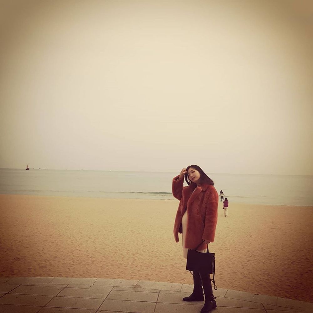 Lee Sang-mi, from Remy LaCroix, reported on the recent pregnancy.Lee Sang-mi posted two photos on his Instagram on February 13 with an article entitled Haeundae was good, a lightly visible ship rock ... 30 weeks.Lee Sang-mi in the public photo is posing chicly in front of the beach with a beautiful D line. Lee Sang-mis beautiful fashion as well as beautiful beauty attracts attention.Park So-hee