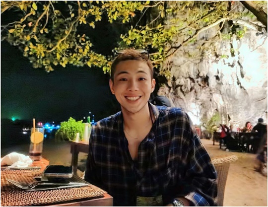 Actor JiSoo boasted a handsome visual, building a wide Smile as if it resembled an emoticon.JiSoo posted a picture on February 13 with a smiley emoticon on his personal instagram.In the photo, JiSoo is making a smile with a short hairstyle dyed yellow.JiSoo is eye-catching because it resembles a dark Eyebrow and a sunny Smile with emoticon.JiSoo played the role of Taeo in the 2019 Netflix original First Love is the first season 1 and season 2.Tae-oh, played by JiSoo, warmly played a boyfriend who liked Song-i (Jeong Chae-yeon), which gave viewers a thrill.JiSoo The actor who watched the post is attracted by the comment The Prince is excited. JiSoo and the new KBS 2TV drama Page Turner.Choi Yu-jin