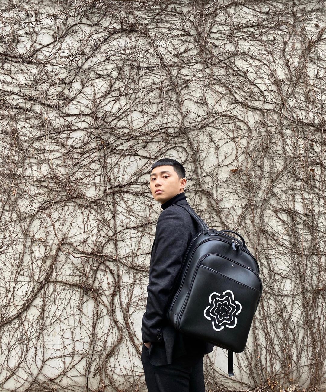 Actor Park Seo-joon reported on the latest.Park Seo-joon posted a picture on his Instagram on the 13th.Park Seo-joon in the public photo is staring at the camera with a backpack. Park Seo-joons night hair and all-black fashion catch the attention of netizens.Meanwhile, Park Seo-joon is appearing as Park Sae-roi in JTBCs Golden Drama Itaewon Clath.Photo: Park Seo-joon Instagram