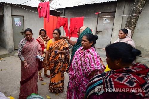방글라데시 사창가 다우랏디아의 성 노동자들 [AFP=연합뉴스]