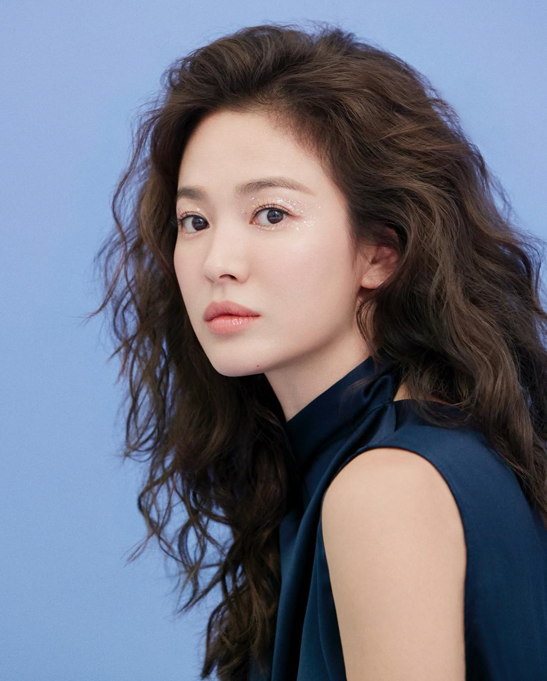 Actor Song Hye-kyo attempted to perform a hairstyle transform, creating a different atmosphere.Song Hye-kyo posted a new picture of Shoes brand Shucomma Boni, which is working as a model on his instagram on the 14th.Song Hye-kyo in the picture was a long wave hair, transforming and Goddess-like atmosphere.Song Hye-kyo gave a brighter look with a fresh look and pose that matched the Spring season pictorial.Especially in this picture, Song Hye-kyos pure and elegant beauty stands out and induces admiration.Meanwhile, Song Hye-kyo is currently reviewing his next film.