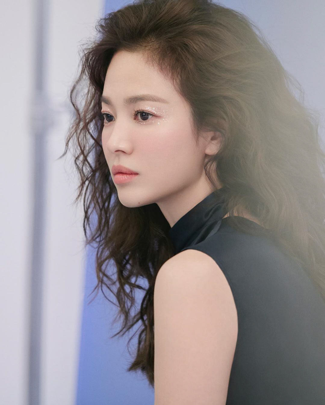 Actor Song Hye-kyo attempted to perform a hairstyle transform, creating a different atmosphere.Song Hye-kyo posted a new picture of Shoes brand Shucomma Boni, which is working as a model on his instagram on the 14th.Song Hye-kyo in the picture was a long wave hair, transforming and Goddess-like atmosphere.Song Hye-kyo gave a brighter look with a fresh look and pose that matched the Spring season pictorial.Especially in this picture, Song Hye-kyos pure and elegant beauty stands out and induces admiration.Meanwhile, Song Hye-kyo is currently reviewing his next film.