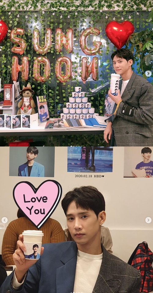 Hing, Im impressed.Actor Park Sung-hoon celebrates birthday Celebratory photohas released the book.Park Sung-hoon posted a picture and a picture on his instagram on the morning of the 14th, Hing, I am impressed. I am so grateful.In the public photos, he is taking a certified photo at a birthday cafe prepared by fans.He boasted a good looks and warmth with a neat and neat styling.He also appreciated his photos prepared by his fans and certified his happiness with a bright smile with a cup holder.Meanwhile, Park Sung-hoon officially acknowledged his devotion to Actor Ryu Hyun-kyung in March 2017 and is in public love.