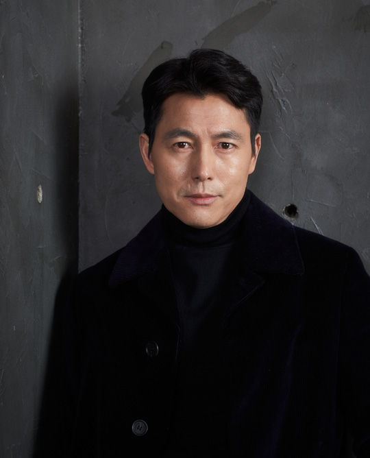 - I was worried about the new movie The Animals Who Want to Hold the Spray Jung Woo-sung. I thought that I was good at the completion. Feelings also recognized the desire to act with Jeon Do-yeon and the valuable experience of Actors attitudeI wanted to play Acting with Mr. Do-yeon vaguely.The reason why Actor Jung Woo-sung Choices the movie The Animals Who Want to Hold the Jeep (director Kim Yong-hoon) is the first place in the movie, Jeon Do-yeon.I couldnt find a piece to work with, but this scenario gave me a chance, he said.The film, which opens on the 19th, is a crime entertainment about the struggle of the human army to take a large amount of money bag to get out of the situation that has gone down to the floor as it is felt in the title.Jung Woo-sung took the bond guarantee of his lover Yeon-hee (Jeon Do-yeon), and after he disappeared, he took the action of Taeyoung, an immigration officer who was suffering from the threat of gangsters.In addition, due to the middle class (Bae Sung-woo), who continues to make a living by cleaning sauna, Miran (Shin Hyun-bin), who lives with her husband because of the debt caused by fraud, and Jin Tae (Jungaram), an illegal immigrant who does not choose means and methods for the purpose, are tangled and disturbed in a messy time.Jeon Do-yeon appears after mid-term, leading to the flow of the drama.Unlike what has been shown in the meantime, Jung Woo-sung, who has comically portrayed the character, asked, Did you try to transform?I wasnt conscious of that. I had a good scenario, and I was there with Mr. Doyeon cast and Choices.It was a sensational material called money bag that unravels human desires and does not consume characters with various stories, but it was good to have conflicts with each other. He repeated several times throughout the interview, saying, I was so worried about being too fussy.The most vigilant point in this movie was overwork, and I had to climb up to the line that was not overloaded, but I think I was good at the finished version (laughing).Tae-young is an obsessive person. He denies betrayal by his lover, and he obsesses to turn it around. Obsessesssssing himself.I was fussing to keep him from looking cold (laughing). Everyone lives and he becomes obsessed with something.In that sense, Taeyoung is a person who asks questions about what kind of feelings it is desirable to live with. What was the first breath with Jeon Do-yeon waiting for it?Im a fellow Actor who does the same thing, but I didnt get a chance to meet each other or talk about movies.I wanted to show you how I was working on Acting at the scene, and I wanted you to see it.Actors who have been Acting for a long time are first to communicate when they hit, but it is also important to prove each other in the field.I felt that Mr. Doyeon was able to raise his name because of his affection for the movie and his responsibility in the field.It was a valuable experience that I could see how Actor was doing, and I also got Feelings who said that Mr. Do-yeon would recognize me as a colleague.He said, Is not it time to set up an opportunity to go to Long Term?I didnt want to be regulated since I was in my twenties, and Ive been doing some unexpected Choices, even when I heard the word Why does he do such Choices?And Ive seen that the audience dont like it, but Im sure I feel comfortable walking down my path.Youre an Actor walking that way. Ive been expressing strong expressions for ages, but over time Ive become more flexible.And Im done with my own way of expressing myself. I dont know. Im going to have to crack the character.I dont think well be finished as Actor, but I think we should go that way.His directors debut film, Protector, began filming on the 10th. The action films will feature Kim Nam-gil and Park Sung-woong.The film industry should be responsible for returning to capital, and I dont think every movie should look at ten million people, and then theres no room for diversity.Im asked a lot about my directors debut, but I dont have time to do it, I have too much to do.