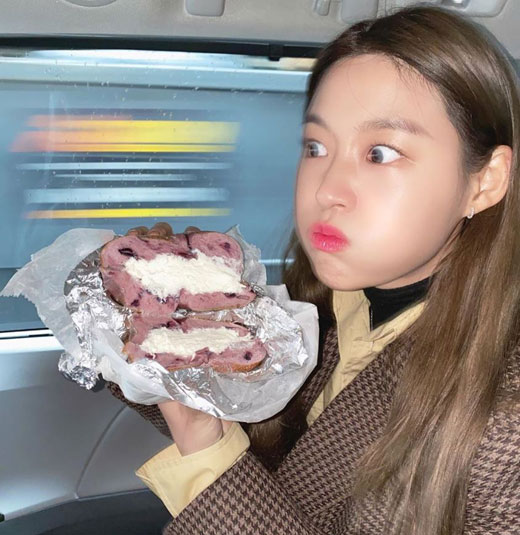Seolhyun, a member of the girl group AOA, boasted a hairy charm.Seolhyun posted a number of photos on his personal Instagram on the 14th, along with an article entitled Wangk and the Best Bagel.In the open photo, Seolhyun is laughing because he is making a surprised look with a delicious bagel.The netizens who watched this made various comments such as King is cute, Princess eats a lot and If it is so beautiful, it is foul.On the other hand, Seolhyun is being proposed and reviewed to appear on the cable channel tvN Drama Day and Night scheduled to be broadcast in the second half of this year.