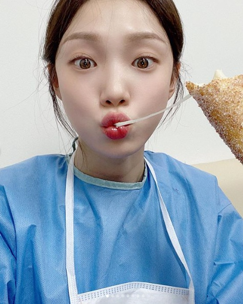 Actor Lee Sung-kyung received a gift from Actor Park Shin-hye and released a certified photo through his SNS.On the 14th, Lee Sung-kyung posted several photos and videos on his SNS with the article Park Shin-hye, I ate three hot dogs; allerview.The photo shows Lee Sung-kyung looking at the camera in the background of a snack car sent by Park Shin-hye, especially Jin Seo Woo!When I went to Doldam Hospital... I changed my name and... a witty placard catches my eye.Meanwhile, Lee Sung-kyung and Park Shin-hye have joined together as neurosurgeons in SBS Mon-Tue drama Doctors broadcast in 2016.Lee Sung-kyung is currently playing the role of chest surgeon Fellow Cha Eun-jae in SBS Mon-Tue drama Romantic Doctor Kim Sabu 2.