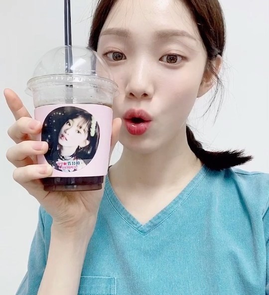 <p>Park Shin Hye, Lee Sung-kyung for the snack car was a gift.</p><p>Actor Lee Sung-kyung is the 2 14 his Instagram to Park Shin Hye!! Park Shin Hye!! Night time of!!!!!! My hot dog 3 the dog ate it. Know, but I calledwriting with pictures showing.</p><p>In the photo Park Shin Hye is the SBS On the drama, romantic floor from the Kim Part 2 at the shooting sent the snack car as the background posing and Lee Sung-kyung of the captures there. Two people of the heart-warming friendship is impressive. Two people in the past SBS doctorin also bar.</p><p>Meanwhile romance Doctor Kim Part 2is every Monday, Tuesday 9 PM 40 minutes, will be broadcast</p>