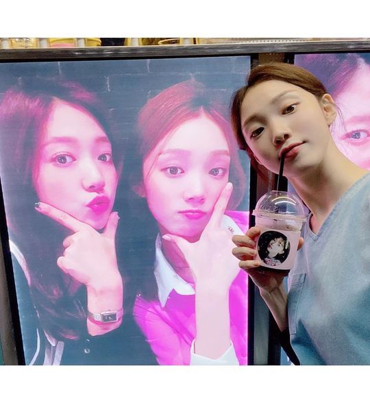 <p>Park Shin Hye, Lee Sung-kyung for the snack car was a gift.</p><p>Actor Lee Sung-kyung is the 2 14 his Instagram to Park Shin Hye!! Park Shin Hye!! Night time of!!!!!! My hot dog 3 the dog ate it. Know, but I calledwriting with pictures showing.</p><p>In the photo Park Shin Hye is the SBS On the drama, romantic floor from the Kim Part 2 at the shooting sent the snack car as the background posing and Lee Sung-kyung of the captures there. Two people of the heart-warming friendship is impressive. Two people in the past SBS doctorin also bar.</p><p>Meanwhile romance Doctor Kim Part 2is every Monday, Tuesday 9 PM 40 minutes, will be broadcast</p>