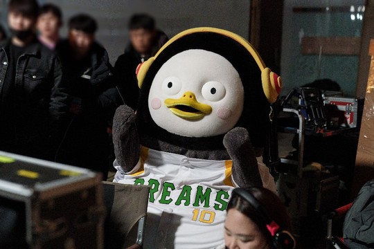 Pengsoo makes a surprise appearance in Stove League Last episodeCreator and EBS trainee Pengsoo, who dreams of becoming a space star, will make a special appearance at the final episode of SBSs Lamar Jacksons Stove League broadcast on February 14.SBS Jacksons Stove League (playplayed by Lee Shin-hwa/director Chung Dong-yoon), which was first broadcast on December 13 last year, is a stone fastball office de Lamar Jackson, where the new head of the team, who was newly appointed to the last team with dry tears, prepares for an extraordinary season.In particular, in the 15th episode, the extreme confrontation between President Kwon Kyung-min (Oh Jeong-se), who declared the dismantling of Dreams, and Baek Seung-soo (Nam Gong-min), who announced the sale, was unfolded, further raising interest in the final meeting.Above all, Pengsoo, the trend of the popular trend that has been over YouTube, including three broadcasting companies and various advertisements, is receiving attention from the public foreshadowing the news of the appearance of the Stove League cameo.Moreover, Pengsoo, the first debut of Lamar Jackson, is attracting attention as he is wearing a Dreams uniform and spewing Giant-class cuteness.In this regard, Pengsoo appeared on the recently launched Stove League filming site, leading to enthusiastic cheers.Pengsoo is a big fan of Stove League and says, You have crossed the line!I was perfectly able to speak to the famous ambassador of the Stove League, and the atmosphere of the scene was hot.In addition, Pengsoo, who could not hide his excitement in the appearance of Lamar Jackson Stove League, held the final script and set up a breath with the actors and set up his passion for his first acting.Despite the first Lamar Jackson shooting, it showed meticulous monitoring and Infinite Chain Reaction for the other actor, which led to the impression of Staff.Indeed, there is a growing question about what role Pengsoo will play in the Stove League.In addition, Pengsoos special appearance, which was secretly filmed, was more intense than ever before.Pengsoo, who responded to all the requests for the photo, also asked to upload the photo after the broadcast on SNS to prevent the immersion of the drama.In addition, he made the scene into a laughing sea by catching up with the bishop, such as self-helping the atmosphere maker with a playful appearance and directing the scene with the directors radio.Pengsoo, which is full of bright energy, has given energy to actors and staff who are feeling sorry for the last episode, the production team said. We need to know what kind of performance Pengsoo will perform in the last episode of the Stove League, which will be broadcast on the 14th (today), what will be the last message in the Stove League, and what will be the last message in the show?bak-beauty