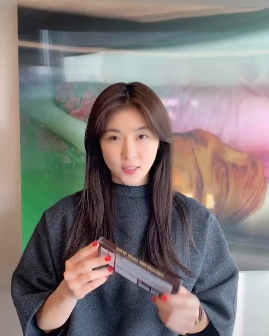 Actor Ha Ji-won shows off her water-soaked beautyHa Ji-won posted the video on her Instagram page on February 14.In the video, Ha Ji-won kisses Chocolate and says, Did you get my Chocolate? Happy Valentines day today. I love you.I got Chocolate, says Ha Ji-won, whose beauty and fresh atmosphere catch my eye.delay stock