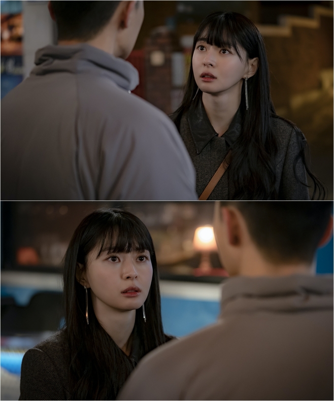Itaewon Clath Actor Kwon Nara turned into straight SuA spoiler cut was released in surprise.The A-Man project raised expectations by foreshadowing Oh Soo-ahs Dol-Stick Charm ahead of the 5th JTBC Golden Drama Itaewon Clath (playplayplay Gwangjin and director Kim Sung-yoon) on the 14th.Kwon Nara in the photo released on the day was sending a dangerous look toward Park Seo-joon, which caused curiosity.Recently, Kwon Nara has been completely immersed in Oh Soo-ah station, which breaks the framework of the first love character in Itaewon Clath.In particular, in the last four episodes, Oh Soo-ah (Kwon Nara) confronted Park Seo-joon and Joy Seo (Kim Dae-mi), and he recognized Sanbam as a proud recognition that he reported it.Furthermore, I ask Roy, Do you like me this way?As such, Kwon Nara received a favorable response by expressing the inner side of Oh Soo-ah, which is in conflict between the successful life that he enjoys and the pure support and favorite Park Roy, in a highly immersive performance.In the meantime, Oh Soo-ah, who is shaken by Chairman Jang Dae-hee (Yoo Jae-myeong), who says, How about showing me by action instead of talking, while watching San Night in the trailer, increased tension.Then I threw up Furious on the Itaewon street and said to Roy, Im not sorry for you.You are always overly brilliant, he said, trying to Kiss, and the unpredictable moves are drawn, so he is interested in what his heart is.