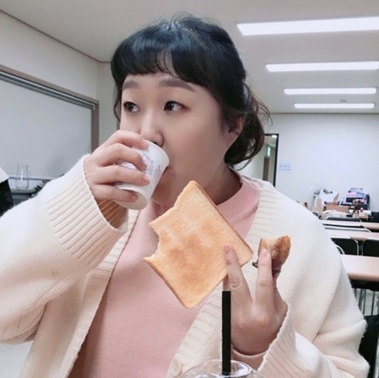 Gag Woman Lee Su-ji reveals her natural eating fairy faceLee Su-ji uploaded several photos on his Instagram on the 14th with an article entitled The Hand of Life without Mouth.Lee Su-ji, who is in the public photo, is drinking bread and drinks. Especially, holding two kinds of bread in one hand, captivates the eyes of those who show Food Fairy.In addition, I posted pictures of my childhood together, revealing the natural hand use skill that is no different from the present, and caused a laugh.Meanwhile, Lee Su-ji is appearing in the Channel A drama Touch.Photo = Lee Su-ji SNS