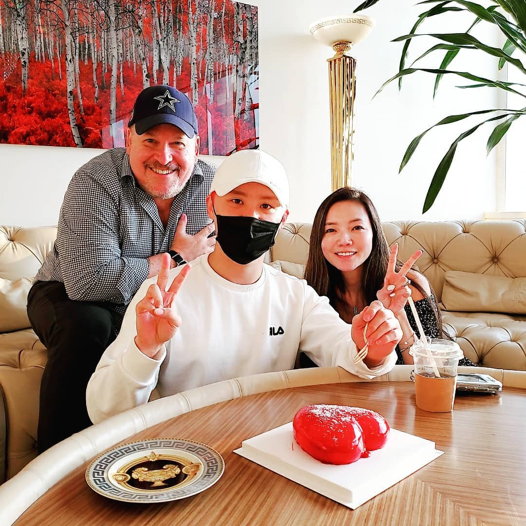 Actor and singer Kim Jun-soo has reported on his recent situation.Junsu posted a photo on the 14th with an article entitled Valentine Heart Chocolate!! Thanks received by Frank and Takako.In the open photo, Junsu is staring at the camera by taking a V pose with his acquaintances.The man wearing the hat next to Kim Junsu is musical composer Frank Wildhorn, and the two continue their warm friendship.Kim Junsu will appear in the musical Dracula at Charlotte Theater from February 11 to June 7.Photo: Kim Junsu Instagram