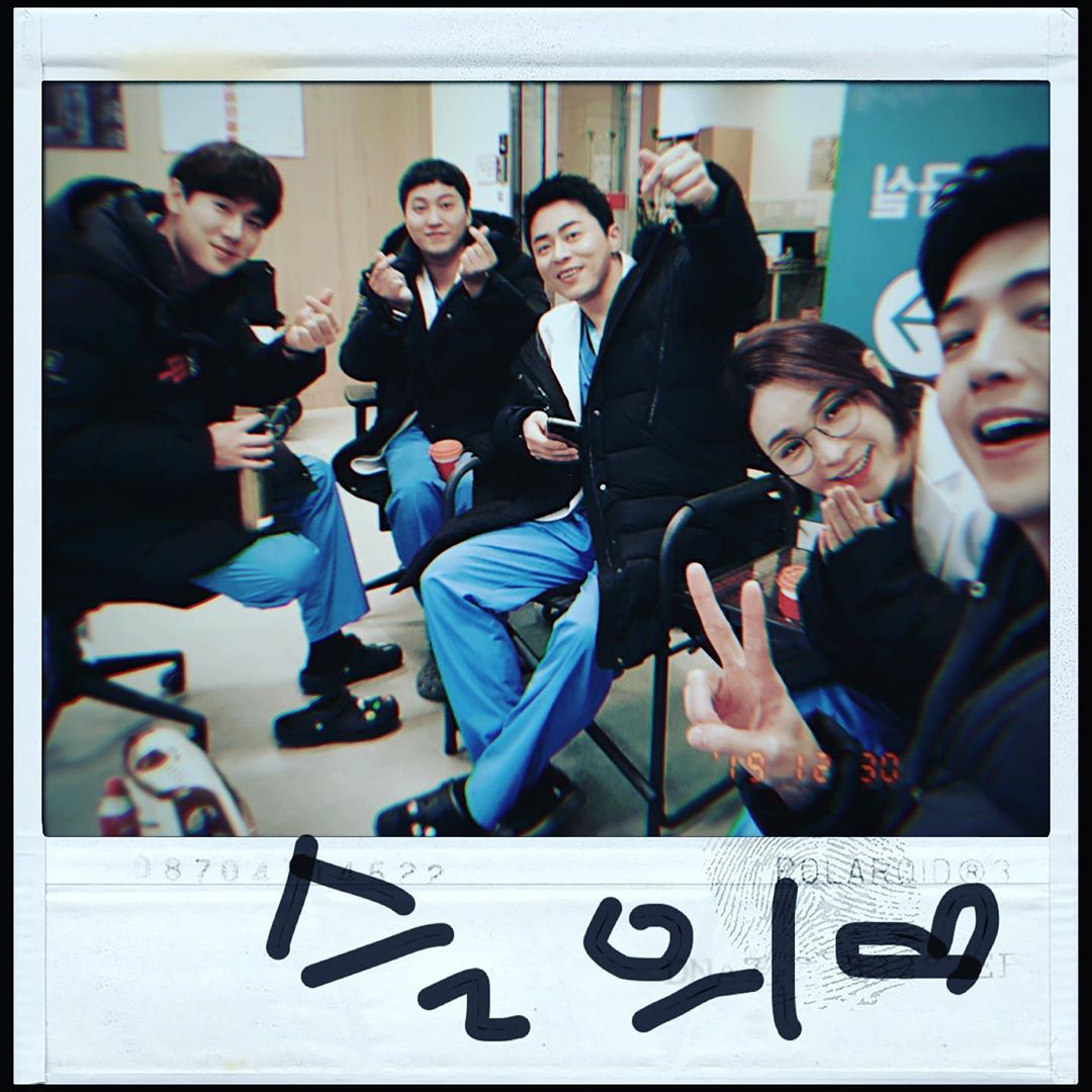 Actor Jung Kyung-ho promotes Drama sweet doctorJung Kyung-ho posted a picture on his 14th day with an article entitled #Hospital Playlist # 3.12 First Broadcasting of the Slow.Jung Kyung-ho in the public Polaroid photo is smiling brightly with Actor Kang Seok-seok, Hyun Suk, Kim Dae-myeong and Jeun Mi-do appearing together in Drama.The appearance of those in the background of the emergency room attracts attention.Jung Kyung-ho appears on TVN Drama Spicy Doctor, which will be broadcasted on March 12th.Photo: Jung Kyung-ho Instagram