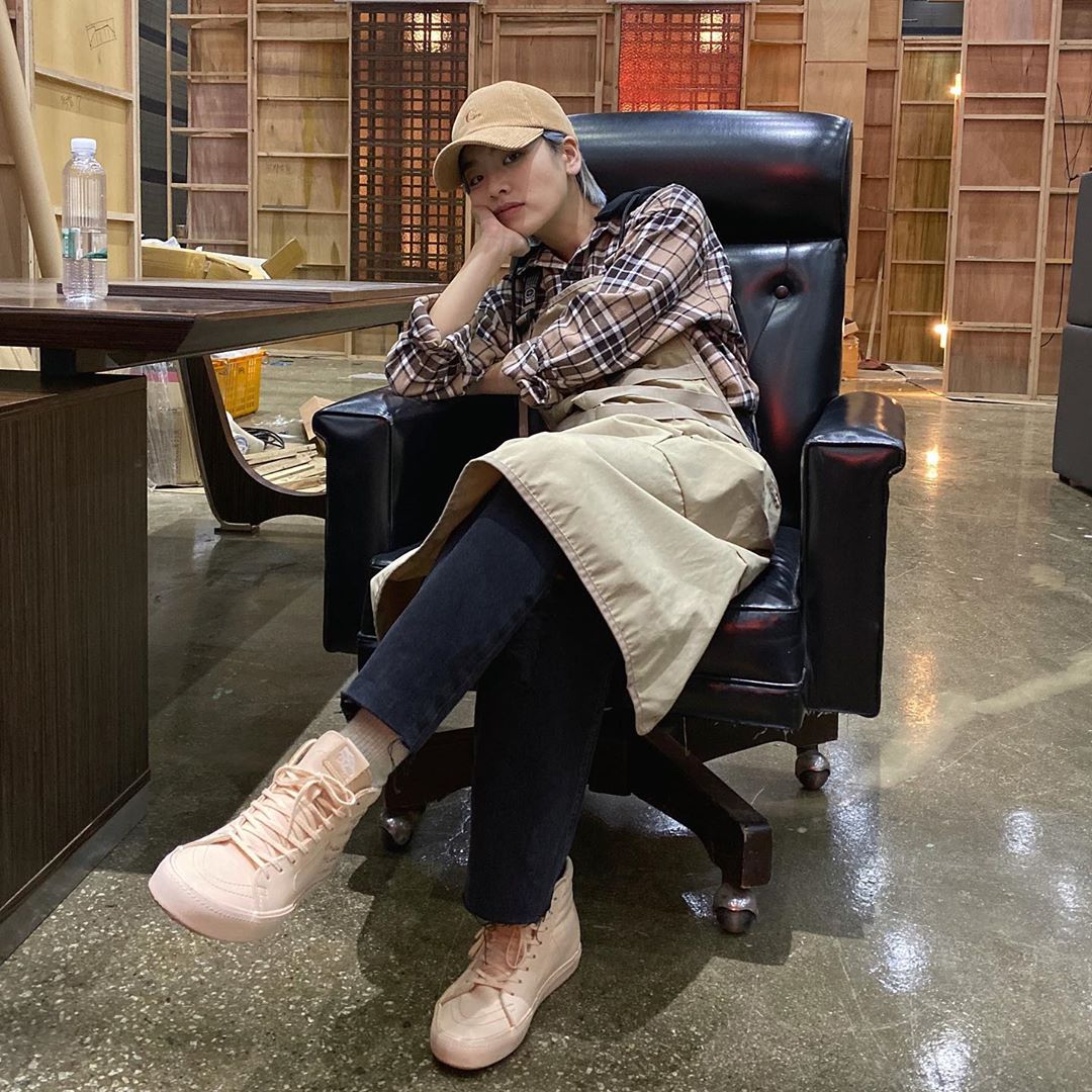 Actor Lee Ju-young has reported on the latest.Lee Ju-young told his Instagram on the 14th, After a while, 10:50 JTBC # Itaewon Class 5 times!I will be with you today. Lee Ju-young is sitting on a chair and staring at the camera. Lee Ju-young, who gave points with a hat, check shirt and apron, attracts attention.Lee Ju-young is appearing in the JTBC drama Itaewon Clath as Ma Hyun.Photo: Lee Ju-young Instagram