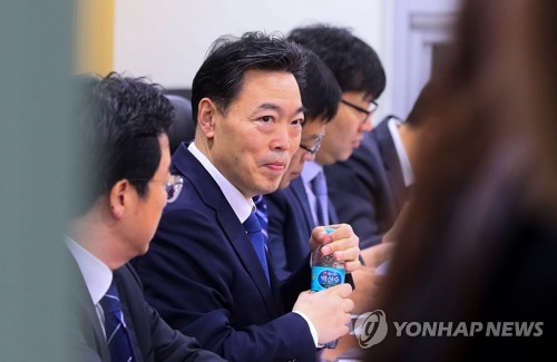 민주당 검찰개혁특위 참석한 김오수 차관 (서울=연합뉴스) 진성철 기자 = 김오수 법무부 차관이 14일 국회 의원회관에서 열린 더불어민주당 검찰개혁특별위원회에 참석하고 있다.   zjin@yna.co.kr