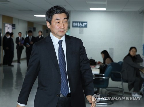 검찰개혁특위 입장하는 이종걸 공동위원장 (서울=연합뉴스) 진성철 기자 = 이종걸 공동위원장이 14일 국회 의원회관에서 열린 더불어민주당 검찰개혁특별위원회에 입장하고 있다. zjin@yna.co.kr