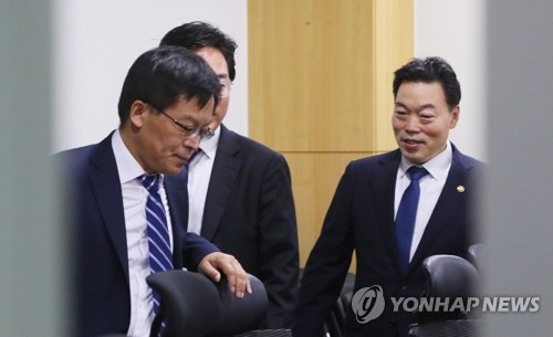 민주당 검찰개혁특위 참석한 법무부 (서울=연합뉴스) 진성철 기자 = 김오수 법무부 차관(오른쪽), 조남관 검찰국장(왼쪽) 등이 14일 국회 의원회관에서 열린 더불어민주당 검찰개혁특별위원회에 참석하고 있다.  zjin@yna.co.kr