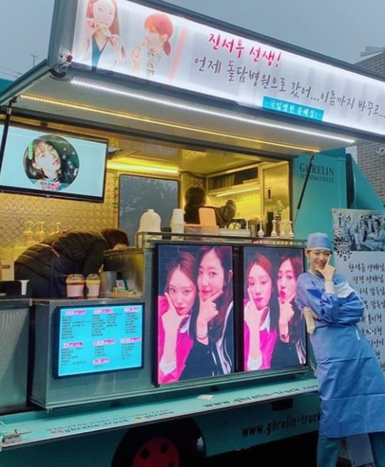 Lee Sung-kyung posted several photos on his SNS on the 14th with the article Park Shin-hye! Park Shin-hye!! Park Shin-hye!! I ate three hot dogs. Allerview.The photo shows the authentication shots of Coffee or Tea and Lee Sung-kyung arriving at SBS Romantic Doctor Kim Sabu 2.Lee Sung-kyung is showing his gratitude for Park Shin-hye by holding a hot dog and a drink cup with a charming expression.Lee Sung-kyung and Park Shin-hye have appeared together in the SBS drama The Doctors which was aired in 2016. So Park Shin-hye said, Jin Seo Woo!When did he go to Doldam Hospital? ..changed his name. ..-Kukil Hospital Yoo Hye-jung.On the other hand, SBS drama Romantic Doctor Kim Sabu 2 starring Lee Sung-kyung leaves only four times to the end.Park Shin-hye is about to release the films Call and #ALONE (gaze).