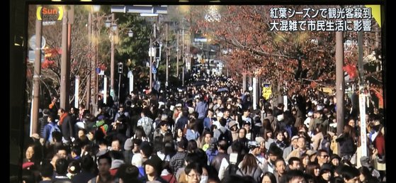去る 2018年京都の代表的な観光地嵐野馬地域に寄り集まった観光客たちの姿[TV朝日画面キャプチャー]
