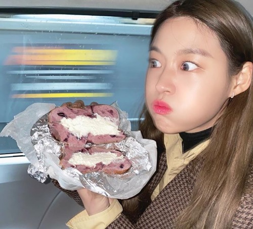 Seolhyun presented the bagel Mukbang.On the 14th, Seolhyun posted several photos on his Instagram with an article entitled Wangk and the Best Bagel.In the photo, there is a picture of Seolhyun, a mouthful of bagels.He also revealed a variety of bagels that were hearty and stimulated salivary glands.The netizens left comments such as I am hungry, Where is bagel and Cute eat.Meanwhile, Seolhyun appeared in JTBC drama My Country last year and acted as an AOA member NEW MOON.