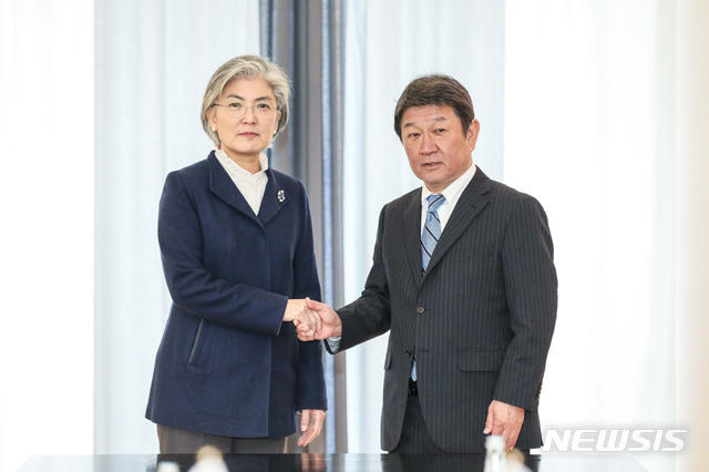 강경화, 뮌헨서 日외무상에