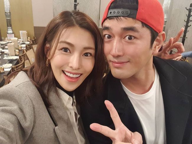 Kim Jung-hwa has released his impression of the end of the Stove League.Actor Kim Jung-hwa said in his instagram on the morning of the 15th, The tall and handsome person who was talking about being a soccer player in my first advertisement was Jo Han-sun brother, and then we met again in Non-Stop3 and made a friend and lovers act. I did not even have it, but I was really happy to be able to work together again. I was enjoying watching my brothers wonderful acting while playing drama, and my brother was getting a good evaluation like my job.I will meet again in my work. Also, Kim Jung-hwa said, #Stove League # This Shinhwa writer ~ I was sad when I talked about my testimony, or when I was in a fever.It was an honor to be able to join your work and I sincerely support your future work. In the public photos, Kim Jung-hwa and Jo Han-sun showed a friendly appearance at the scene of the drama.Meanwhile, the first, second and third parts of the SBS Golden Globe Drama Stove League (Shinnhwa/Director Chung Dong-yoon/Produced Gil Pictures) broadcast on the 14th recorded Nielsen Korea, 20.8% of metropolitan TV viewer ratings, 19.1% of national TV viewer ratings, and 22.1% of the highest TV viewer ratings.It surpassed 20% of Ma and earned its own best TV viewer ratings.Next is Kim Jung-hwas text on SNSJo Han-sun, who met in the work for a long time # Jo Han-sun brother ~ When I was a rookie, I was talking about being a soccer player in my first advertisement # Coca-Colacf. After that, we met again at # Non-Stop3 and played Friend and lovers Acting. I havent been able to contact you for quite a while, but I can work together again. (I met at the first reading, but I met at the first reading ;;;;;;;; .. I was really happy while doing Drama ~ I was enjoying watching my brothers wonderful acting with support. Jo Han-sun, who is expected more than ever, was happy!! Ive been so hard ~~(Were seeing each other in our faces) works again ~And #Stove League # Shinhwa writer ~ When you talk about your feelings, I was also in a hurry. It was an honor to be able to join your work ~ I sincerely support your future work ~ #Stove League # Lim Dong-gyu # Jo Han-sun # Yujeong # Kim Jung-hwa # Non-Stop3 #Nice to meet you #Ill cheer you upKim Jung-hwa SNS