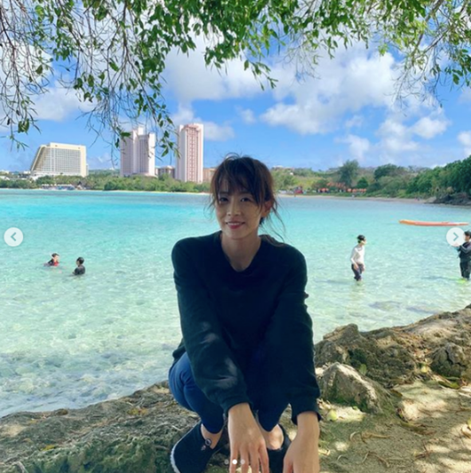 Actor Ryu Hyun-kyung greeted with a refreshing Smile.Ryu Hyun-kyung posted several photos on his SNS on the 15th.The photo shows Ryu Hyun-kyung, who is spending a relaxing time in a place that seems to be a holiday.With a clear sea and blue sky in the background, Ryu Hyun-kyung is greeting Came with a fresh Smile.She is comfortable with her hair, but the beauty of Ryu Hyun-kyung stands out.Ryu Hyun-kyung has recently gathered topics in an interview by mentioning that lover and fellow actor will Park Sung-hoon.Ryu Hyun-kyung is about to release the movie Prayer Man (director Kang Dong-heon) on the 20th.ryu hyun-kyung SNS
