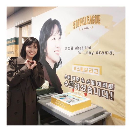 I Love.Park Eun-bin thanked viewers for Stove LeagueActor Park Eun-bin wrote on his Instagram account on February 16, Stove League Party with staff Celebratory photo..thank you so much. I had a happy day with your love. I Love posted a picture with the article.The photo shows Park Eun-bin smiling brightly as he receives a gift from fans: a beautiful smile over flowers captures Sight.kim myeong-mi