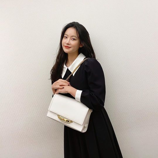 Actor Oh Yeon-seo showed off her watery beautiful looks.Oh Yeon-seo posted several photos on his Instagram on February 16.Inside the picture was a picture of Oh Yeon-seo in a black dress, Oh Yeon-seo smiling brightly at the camera.Oh Yeon-seos dissipating small face size and distinctive features make the beautiful look more prominent.delay stock
