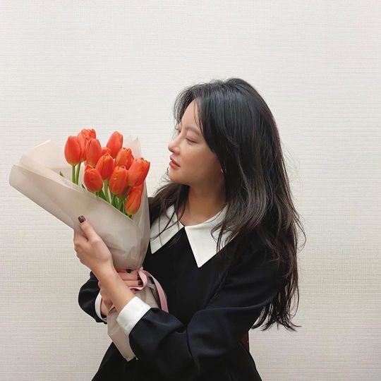 Actor Oh Yeon-seo showed off her watery beautiful looks.Oh Yeon-seo posted several photos on his Instagram on February 16.Inside the picture was a picture of Oh Yeon-seo in a black dress, Oh Yeon-seo smiling brightly at the camera.Oh Yeon-seos dissipating small face size and distinctive features make the beautiful look more prominent.delay stock