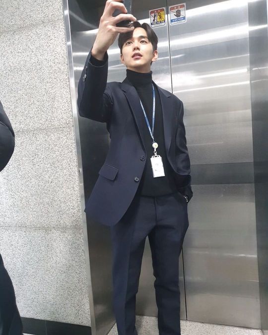 Actor Yoo Seung-ho showed off a chic vibeYoo Seung-ho posted a picture on his Instagram on February 16 with an article entitled I tried Selfie today.Inside the photo was a picture of Yoo Seung-ho dressed in a navy suit; Yoo Seung-ho is taking a selfie photo with his hands in his pockets.The handsome visuals of Yoo Seung-ho catch the eye.Singer Kwon Hyun-bin, who encountered the photo, commented, John Zal.delay stock