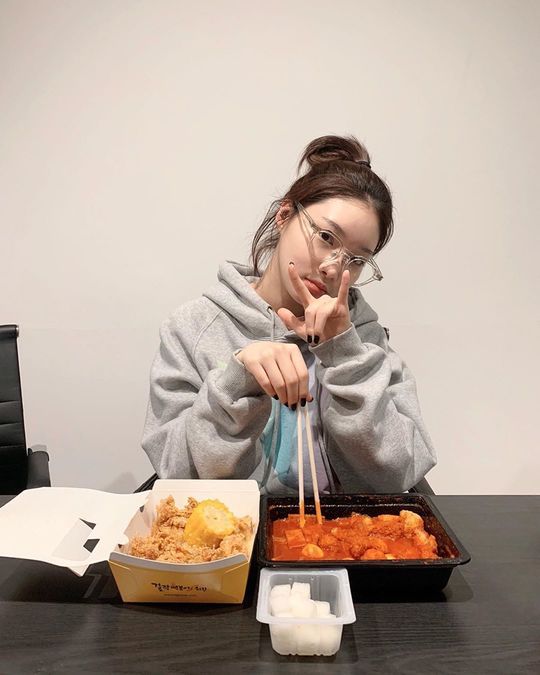 Chunghas lovely routine has been revealed.Singer Chungha posted two photos on her Instagram page on February 16.In the photo, Chungha poses lovely with Tteok-bokki and chicken in front of her, with the glasses and Robin Hood T-shirts looking as good as a snap.kim myeong-mi