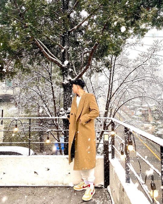 Actor Park Seo-joon showed off his warm Coat figurePark Seo-joon posted a photo on his Instagram page on February 16.The photo shows Park Seo-joon, who is added to the look with brown coat, with the small face size and the bright glamor of Park Seo-joon, which is facing the eyes.Park Seo-joons chic aura catches the eyeThe fans who responded to the photos responded such as handsome, too cool, delay stock