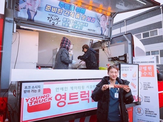 <p>Lee Seung-gi Yoon Bora for Iced coffee was a gift.</p><p>Mr. star-born Yoon, Bora 2 November 16, his Instagram in the win your brother Well Ill #romantic floor from behind from a 2line posts with pictures showing.</p><p>In the photo that Lee Seung-gi sent a Iced coffee in the background posing and ethical news of the captures there. Two people Hook Entertainment in one cooker rice to eat and cider.</p><p>Meanwhile, Yoon Bora, SBS On Every Romantic floor Kim, Department 2in the video image, taking the role of the column is performing and</p>