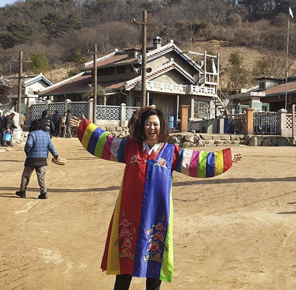 Gag Woman Kim Sook released a behind-the-scenes video shoot of TVNs Loves Unbreakable.Kim Sook said in his instagram on the afternoon of the 16th, I was taken in the 15th yesterday, please be safe...# Choi drama # Crash Landing on You # Before being dragged to the security department # Lee Jung Hyuk Dongmu house background .In a photo posted with this, Kim Sook is wearing a fortune tellers clothes and smiling wide open.It makes people who see it as a picture full of the cheerful scene atmosphere of loves unstoppable.Kim Sook made a special appearance as a North Korean fortune teller in the TVN weekend drama The Unstoppable of Love (playplayplayed by Park Ji-eun, directed by Lee Jung-hyo) broadcast on the 1st.The figure of transforming into a baby god attracted attention.He said, My sisters are all over the place. My husband is far away. I cant come back.I want to eat sweet things. SNS