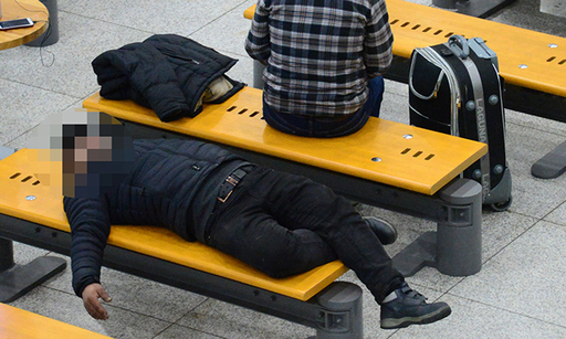 지난 12일 인천 중구 인천공항에서 노숙인처럼 보이는 사람이 의자에 누워 잠을 자고 있다.