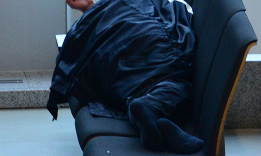지난 12일 인천 중구 인천국제공항에서 노숙인처럼 보이는 사람이 잠바를 얼굴을 가리고 의자에 누워 잠을 자고 있다. 의자마다 팔걸이 혼자서 세 자리를 차지하고 누울 수 있다.