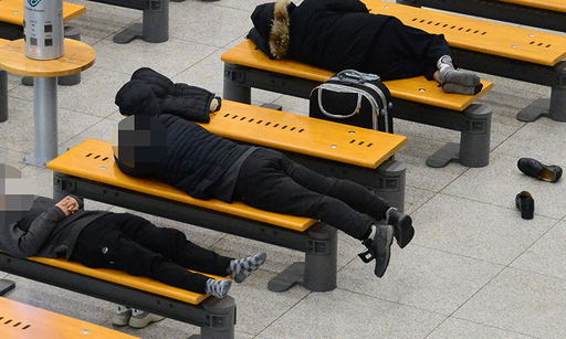 지난 12일 인천 중구 인천공항에서 노숙인처럼 보이는 사람들이 의자에 누워 잠을 자고 있다.